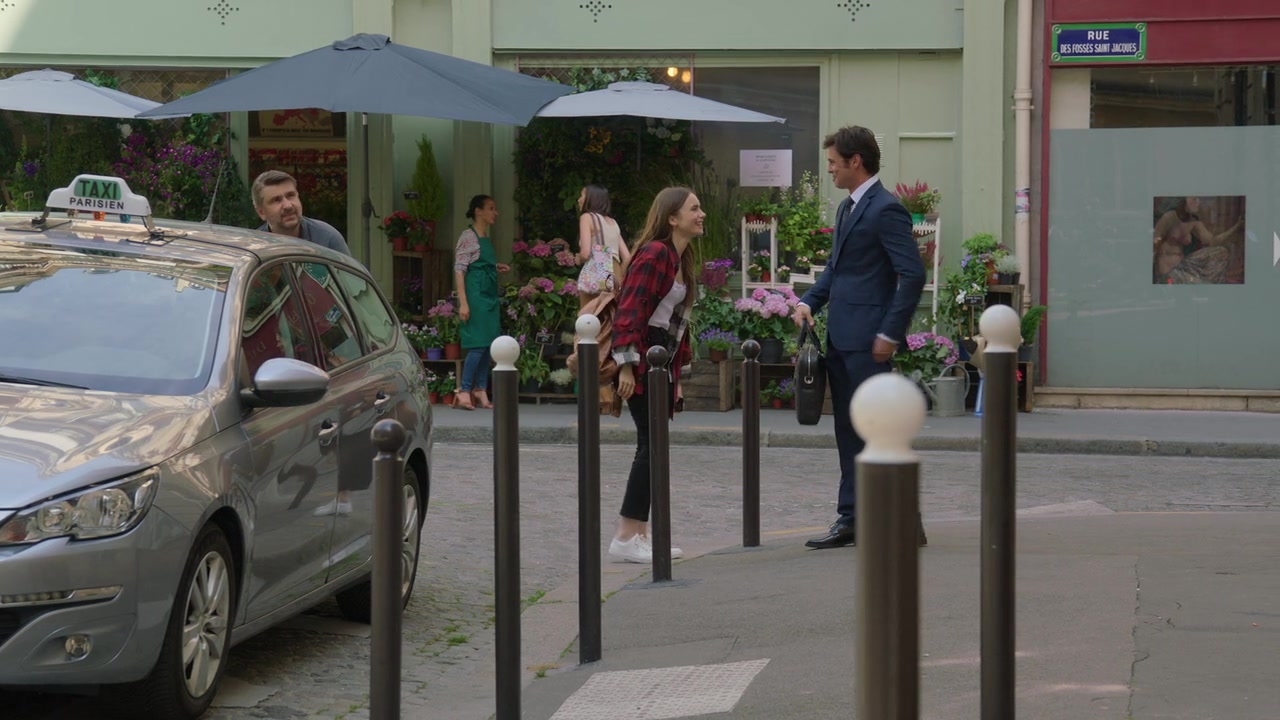 Emily_in_Paris_S01E01_Emily_in_Paris_720p_NF_WEB-DL_DDP5_1_x264-BTN_0507.jpg