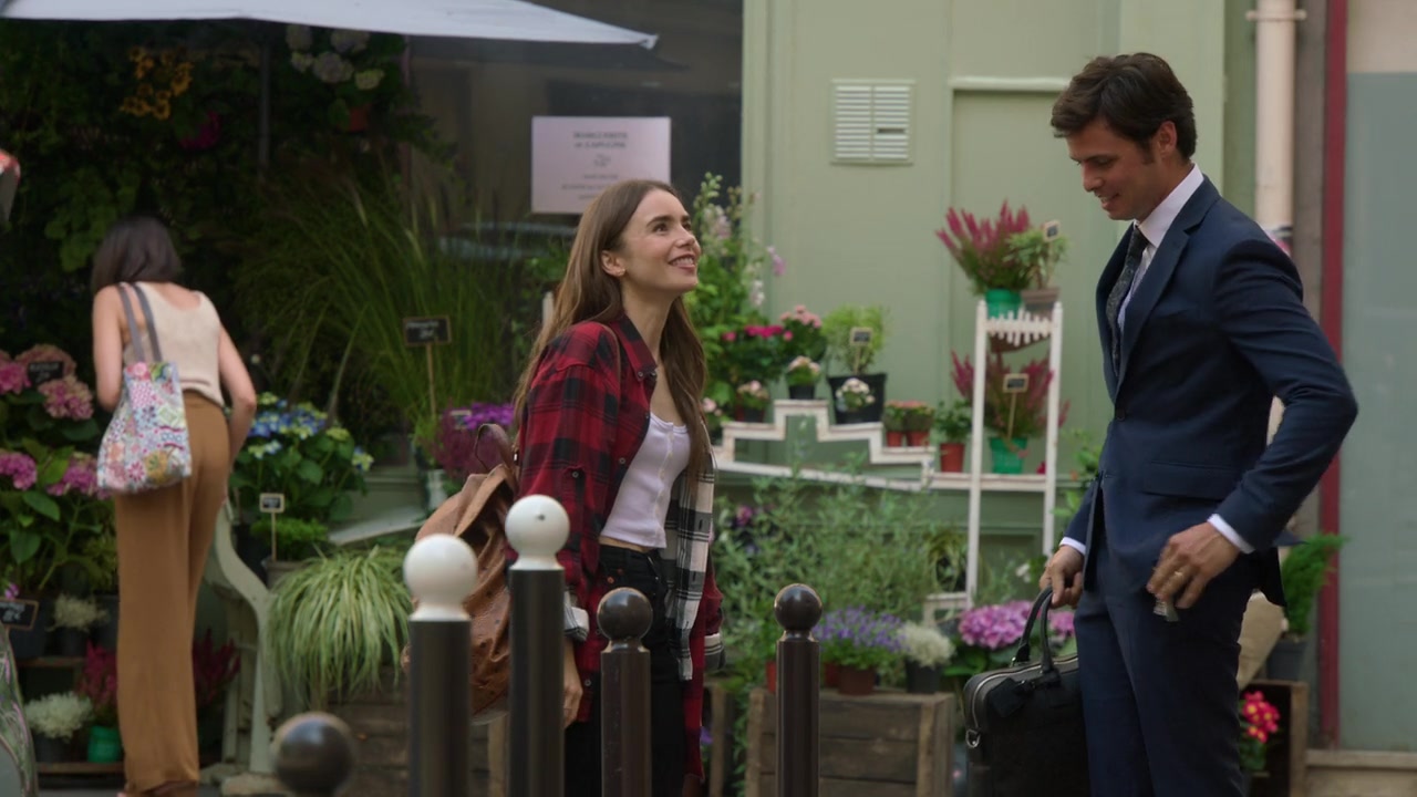 Emily_in_Paris_S01E01_Emily_in_Paris_720p_NF_WEB-DL_DDP5_1_x264-BTN_0509.jpg
