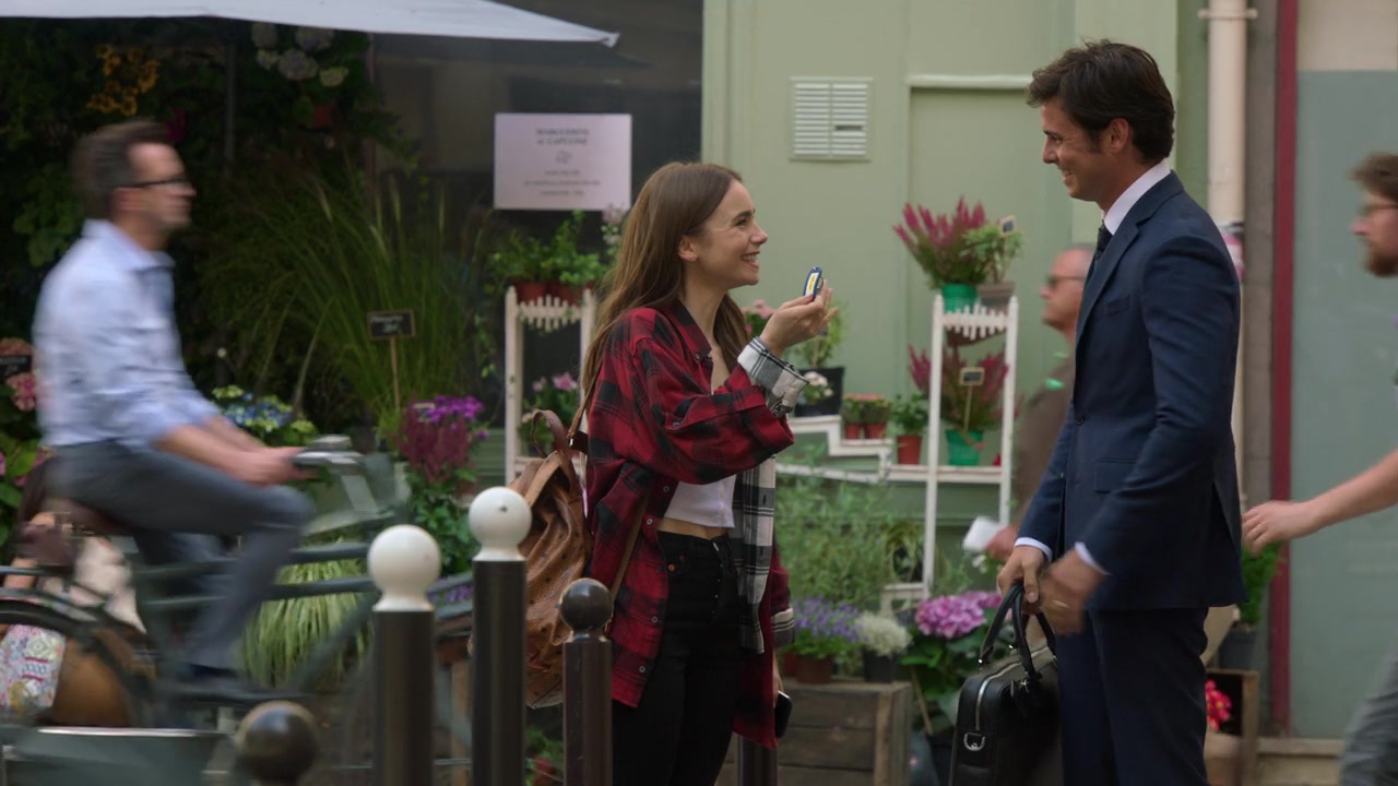 Emily_in_Paris_S01E01_Emily_in_Paris_720p_NF_WEB-DL_DDP5_1_x264-BTN_0515.jpg