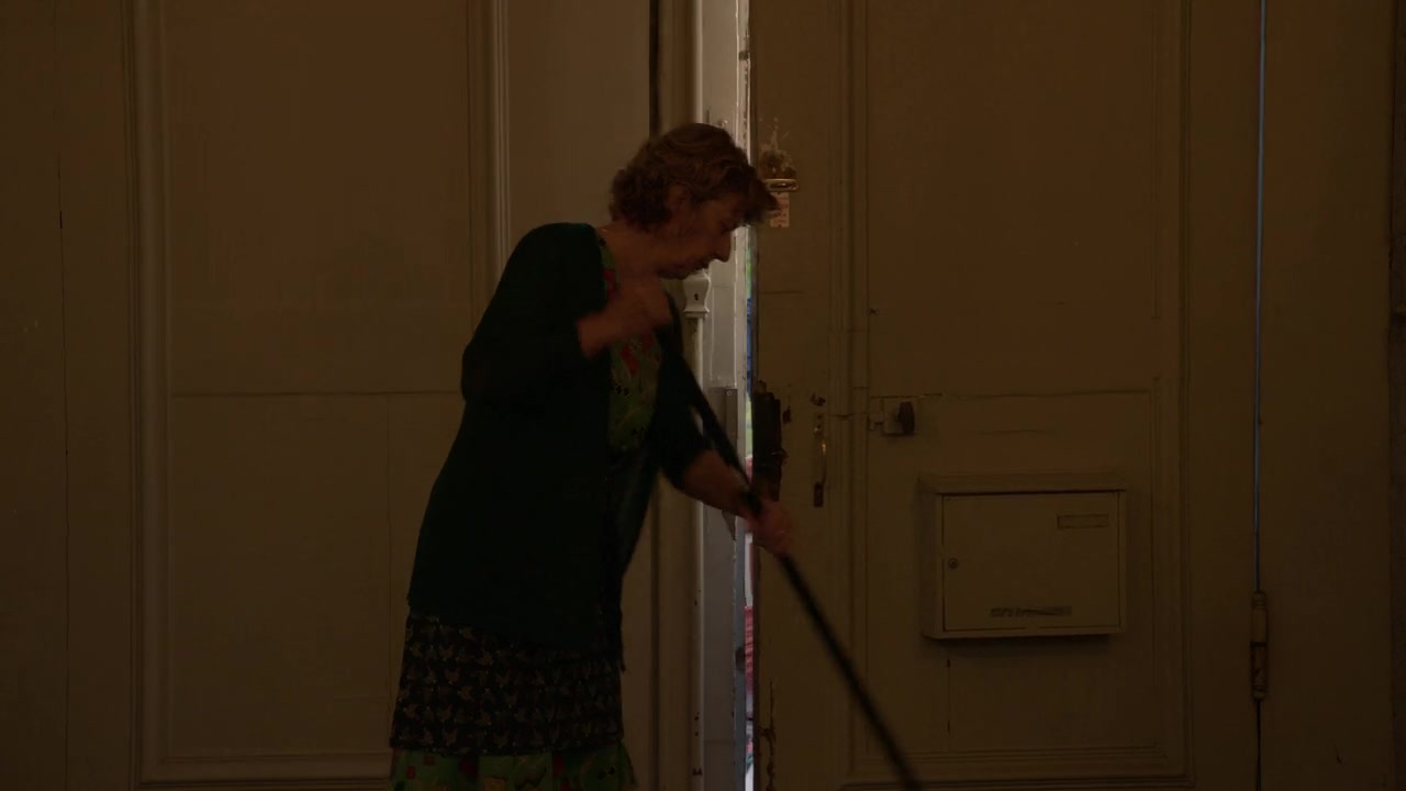 Emily_in_Paris_S01E01_Emily_in_Paris_720p_NF_WEB-DL_DDP5_1_x264-BTN_0518.jpg Emily_in_Paris_S01E01_Emily_in_Paris_720p_NF_WEB-DL_DDP5_1_x264-BTN_0518.jpg