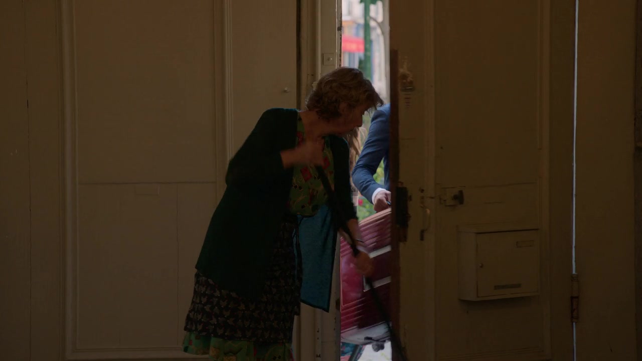 Emily_in_Paris_S01E01_Emily_in_Paris_720p_NF_WEB-DL_DDP5_1_x264-BTN_0519.jpg