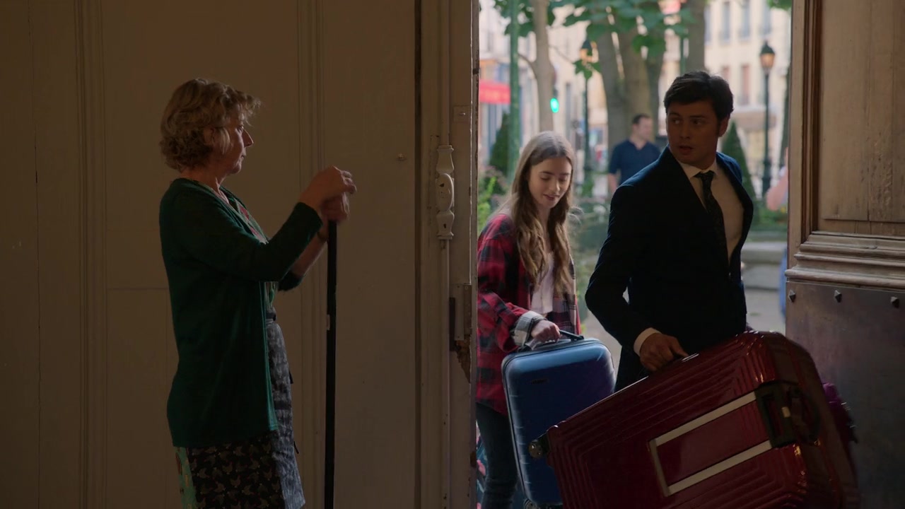 Emily_in_Paris_S01E01_Emily_in_Paris_720p_NF_WEB-DL_DDP5_1_x264-BTN_0522.jpg
