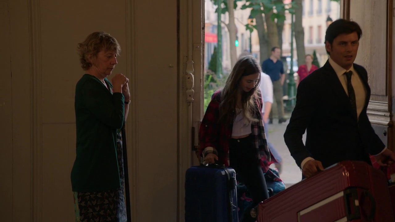 Emily_in_Paris_S01E01_Emily_in_Paris_720p_NF_WEB-DL_DDP5_1_x264-BTN_0524.jpg