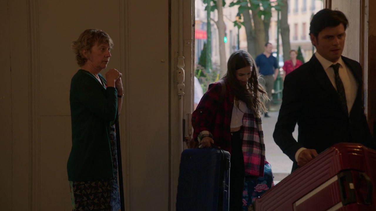 Emily_in_Paris_S01E01_Emily_in_Paris_720p_NF_WEB-DL_DDP5_1_x264-BTN_0525.jpg