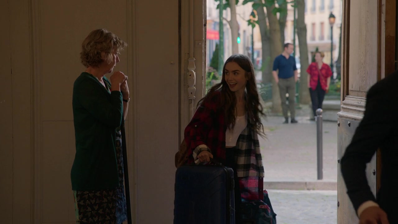 Emily_in_Paris_S01E01_Emily_in_Paris_720p_NF_WEB-DL_DDP5_1_x264-BTN_0527.jpg