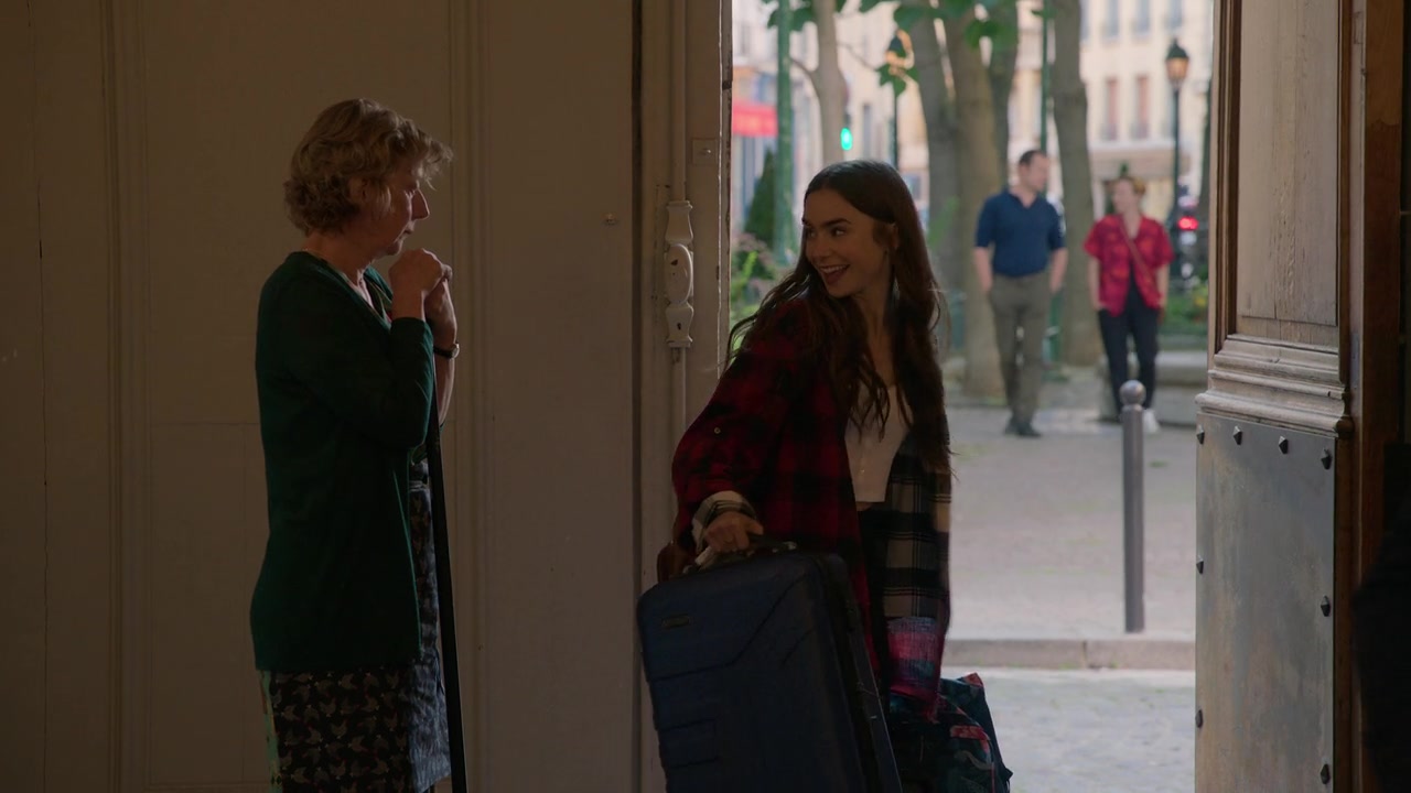 Emily_in_Paris_S01E01_Emily_in_Paris_720p_NF_WEB-DL_DDP5_1_x264-BTN_0528.jpg