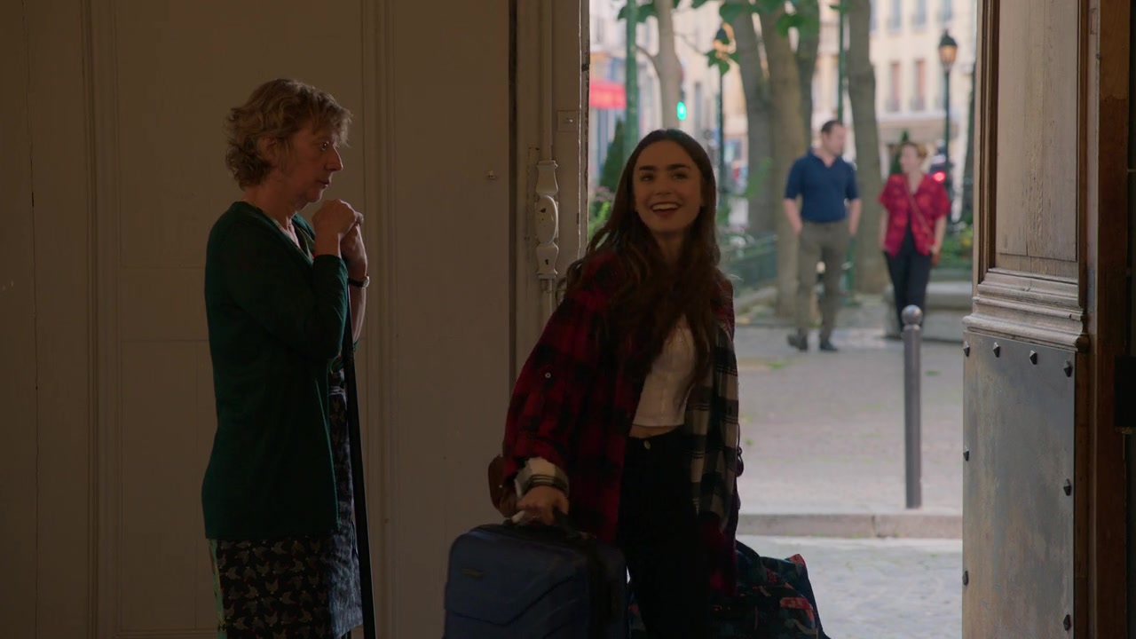 Emily_in_Paris_S01E01_Emily_in_Paris_720p_NF_WEB-DL_DDP5_1_x264-BTN_0529.jpg