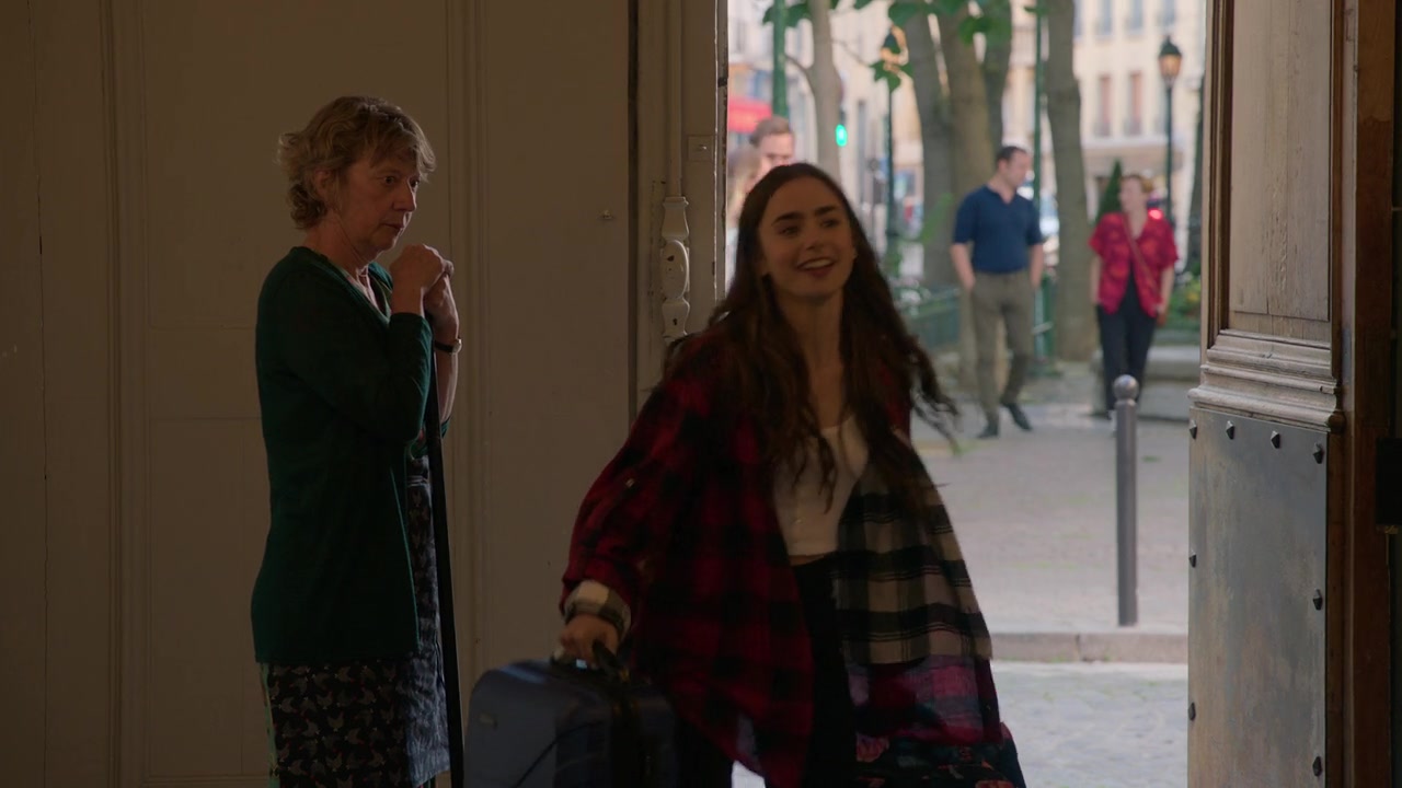 Emily_in_Paris_S01E01_Emily_in_Paris_720p_NF_WEB-DL_DDP5_1_x264-BTN_0530.jpg