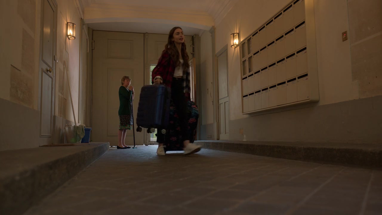 Emily_in_Paris_S01E01_Emily_in_Paris_720p_NF_WEB-DL_DDP5_1_x264-BTN_0534.jpg