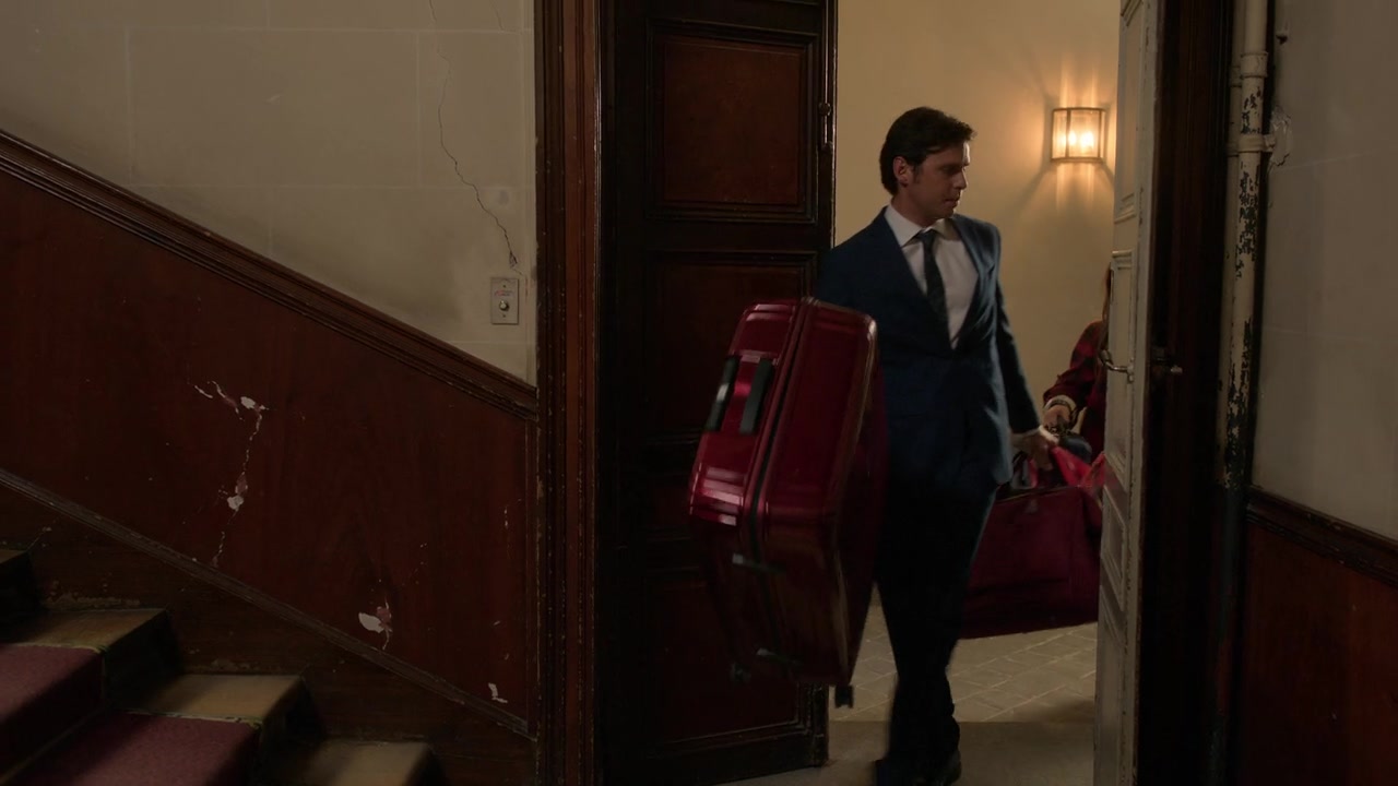 Emily_in_Paris_S01E01_Emily_in_Paris_720p_NF_WEB-DL_DDP5_1_x264-BTN_0535.jpg