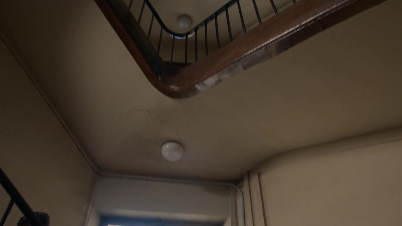 Emily_in_Paris_S01E01_Emily_in_Paris_720p_NF_WEB-DL_DDP5_1_x264-BTN_0549.jpg