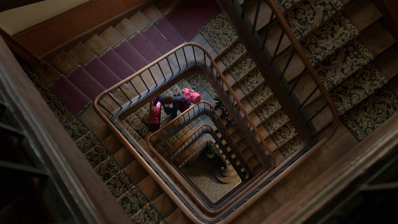 Emily_in_Paris_S01E01_Emily_in_Paris_720p_NF_WEB-DL_DDP5_1_x264-BTN_0554.jpg