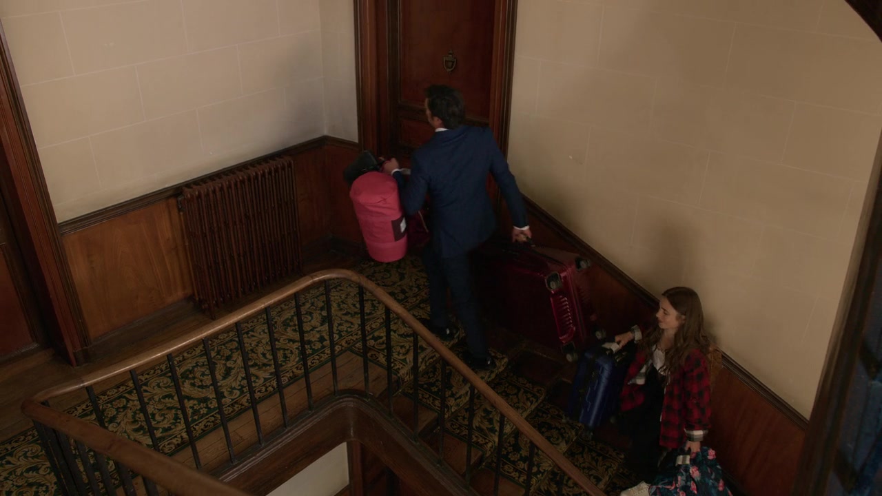 Emily_in_Paris_S01E01_Emily_in_Paris_720p_NF_WEB-DL_DDP5_1_x264-BTN_0564.jpg