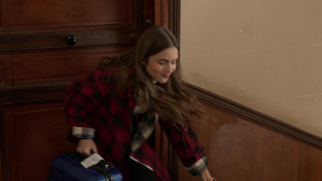 Emily_in_Paris_S01E01_Emily_in_Paris_720p_NF_WEB-DL_DDP5_1_x264-BTN_0599.jpg