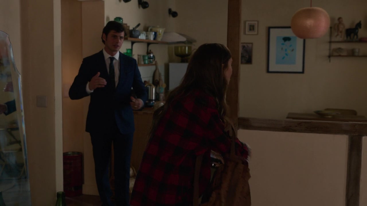 Emily_in_Paris_S01E01_Emily_in_Paris_720p_NF_WEB-DL_DDP5_1_x264-BTN_0628.jpg