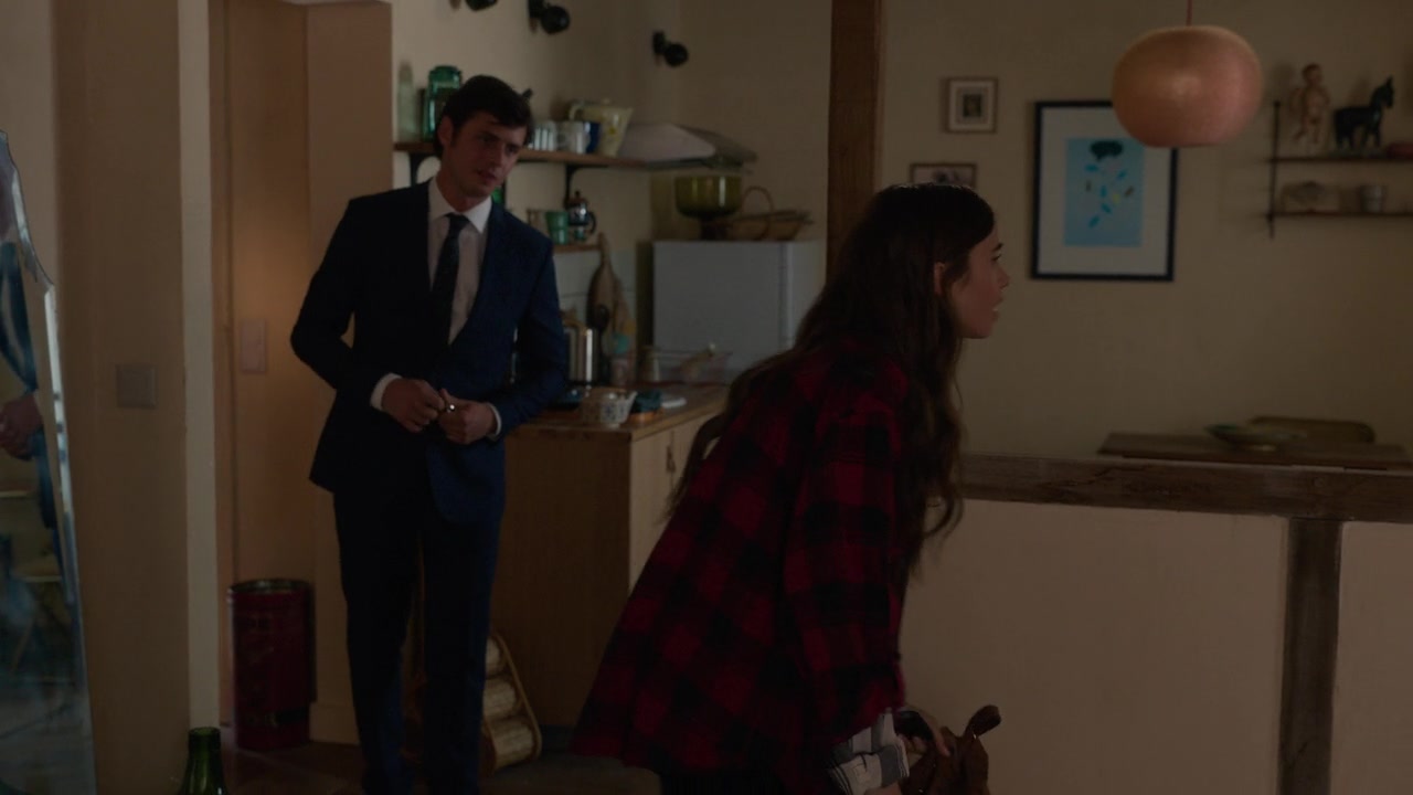 Emily_in_Paris_S01E01_Emily_in_Paris_720p_NF_WEB-DL_DDP5_1_x264-BTN_0629.jpg