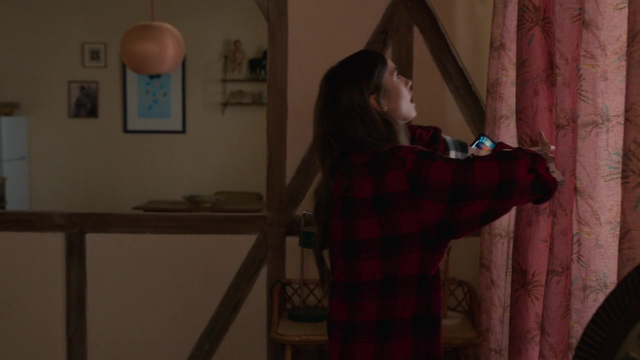 Emily_in_Paris_S01E01_Emily_in_Paris_720p_NF_WEB-DL_DDP5_1_x264-BTN_0634.jpg