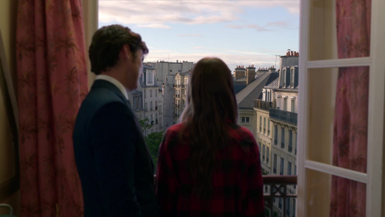 Emily_in_Paris_S01E01_Emily_in_Paris_720p_NF_WEB-DL_DDP5_1_x264-BTN_0661.jpg