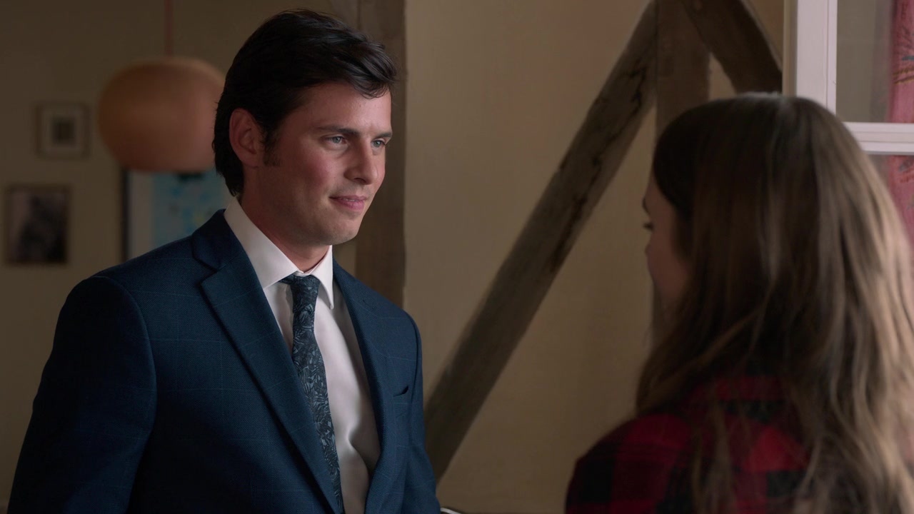 Emily_in_Paris_S01E01_Emily_in_Paris_720p_NF_WEB-DL_DDP5_1_x264-BTN_0679.jpg