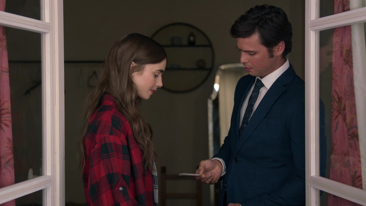 Emily_in_Paris_S01E01_Emily_in_Paris_720p_NF_WEB-DL_DDP5_1_x264-BTN_0704.jpg