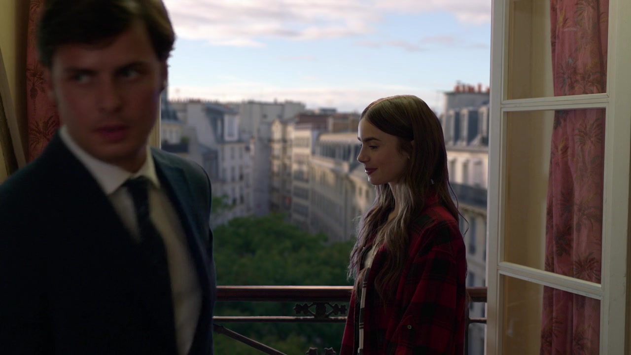 Emily_in_Paris_S01E01_Emily_in_Paris_720p_NF_WEB-DL_DDP5_1_x264-BTN_0721.jpg