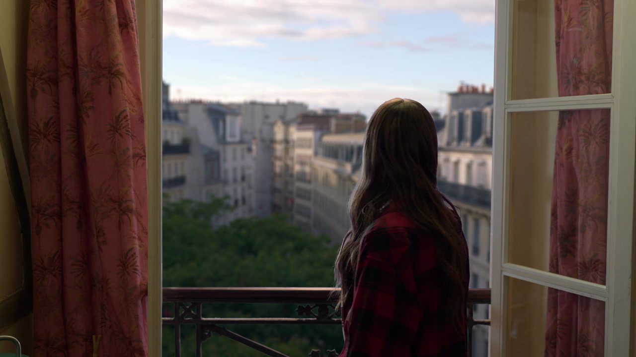 Emily_in_Paris_S01E01_Emily_in_Paris_720p_NF_WEB-DL_DDP5_1_x264-BTN_0723.jpg