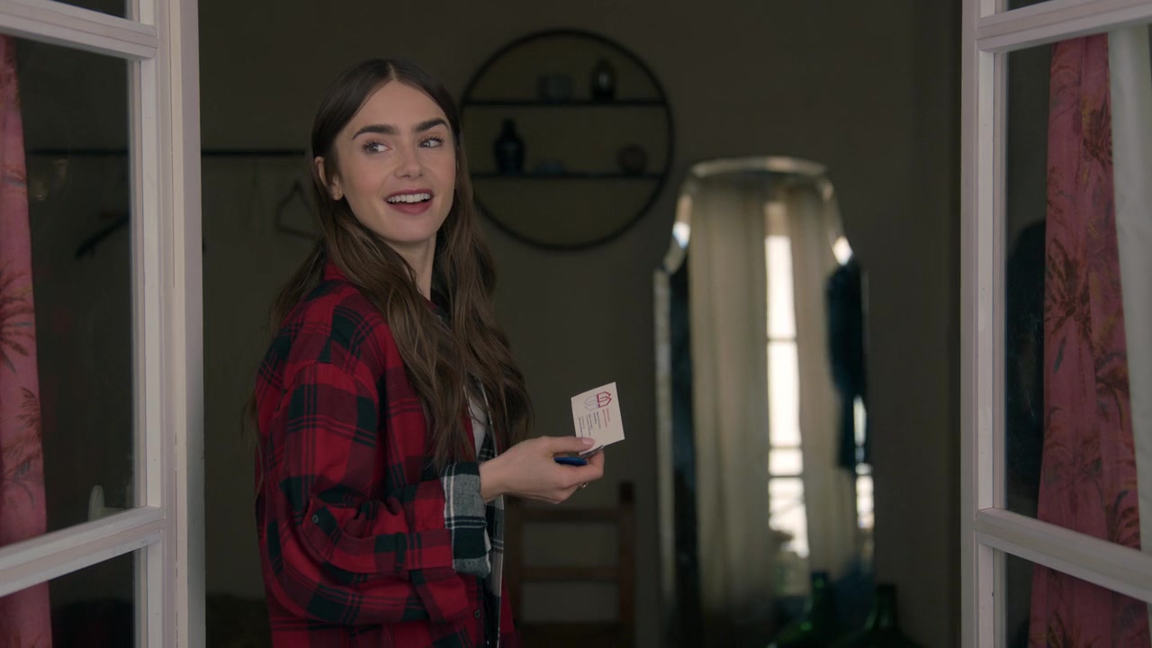 Emily_in_Paris_S01E01_Emily_in_Paris_720p_NF_WEB-DL_DDP5_1_x264-BTN_0724.jpg