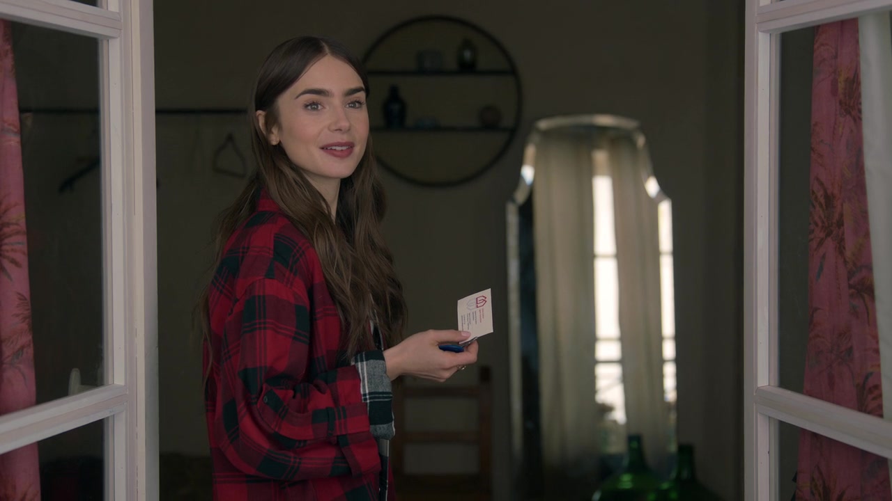Emily_in_Paris_S01E01_Emily_in_Paris_720p_NF_WEB-DL_DDP5_1_x264-BTN_0726.jpg