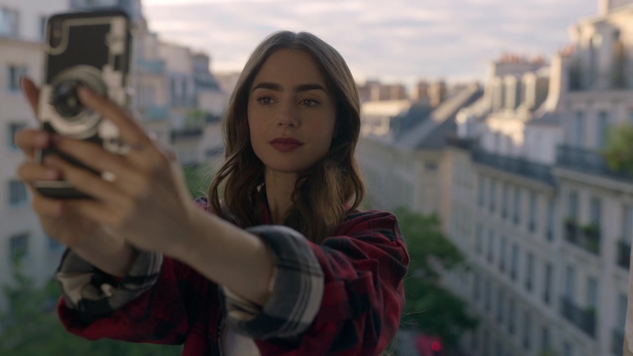 Emily_in_Paris_S01E01_Emily_in_Paris_720p_NF_WEB-DL_DDP5_1_x264-BTN_0729.jpg