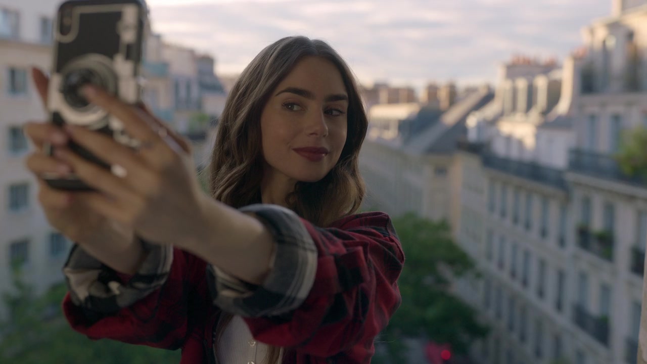 Emily_in_Paris_S01E01_Emily_in_Paris_720p_NF_WEB-DL_DDP5_1_x264-BTN_0731.jpg
