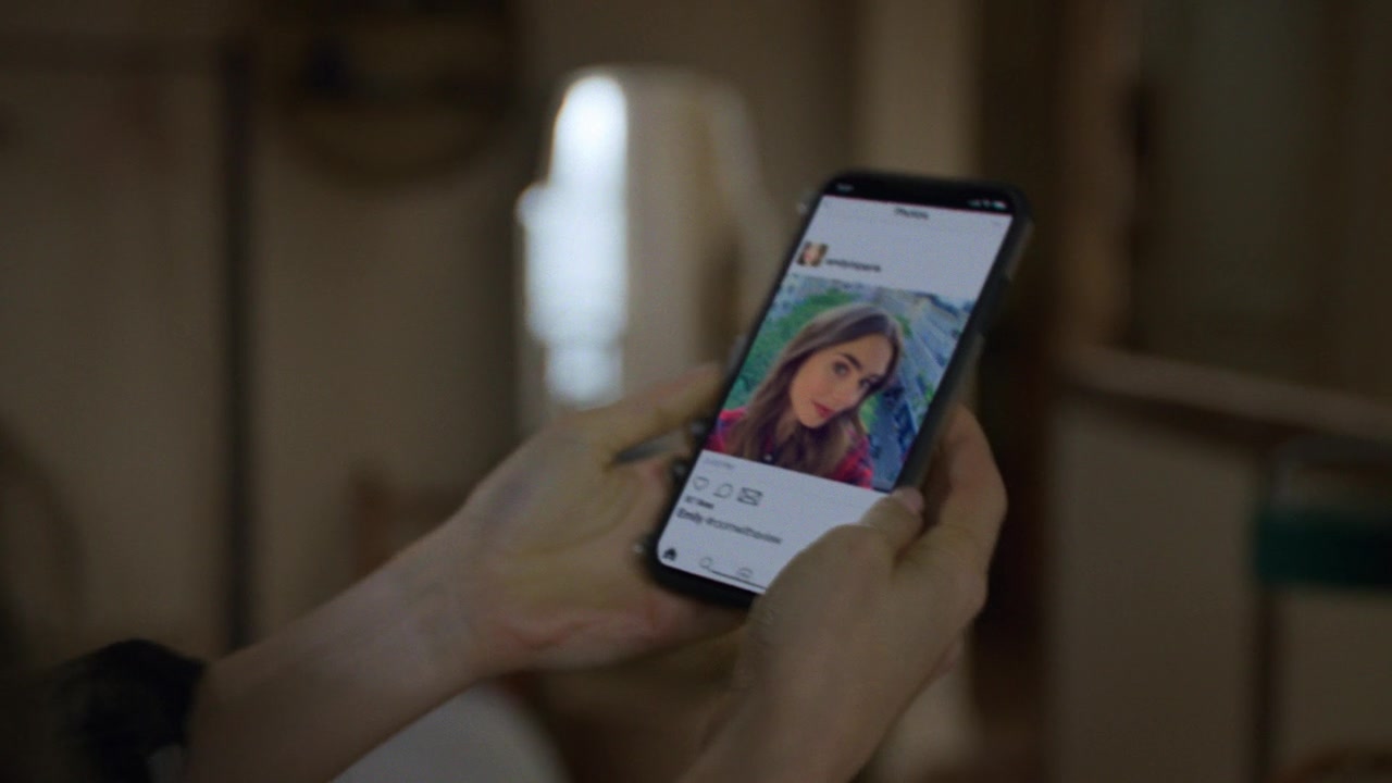 Emily_in_Paris_S01E01_Emily_in_Paris_720p_NF_WEB-DL_DDP5_1_x264-BTN_0744.jpg