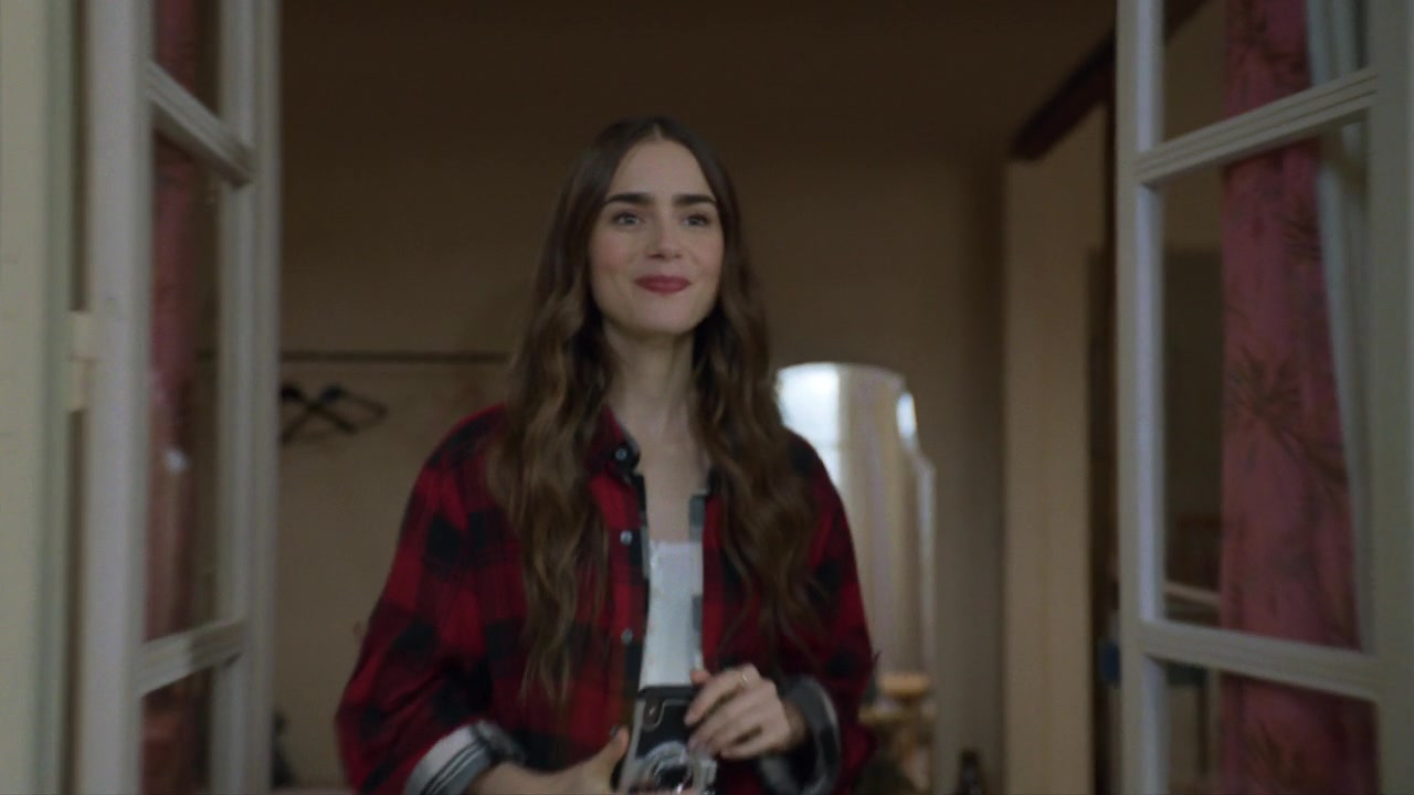Emily_in_Paris_S01E01_Emily_in_Paris_720p_NF_WEB-DL_DDP5_1_x264-BTN_0748.jpg