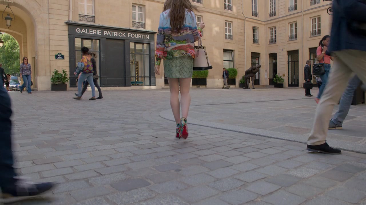 Emily_in_Paris_S01E01_Emily_in_Paris_720p_NF_WEB-DL_DDP5_1_x264-BTN_0780.jpg