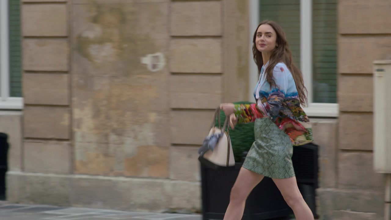 Emily_in_Paris_S01E01_Emily_in_Paris_720p_NF_WEB-DL_DDP5_1_x264-BTN_0786.jpg