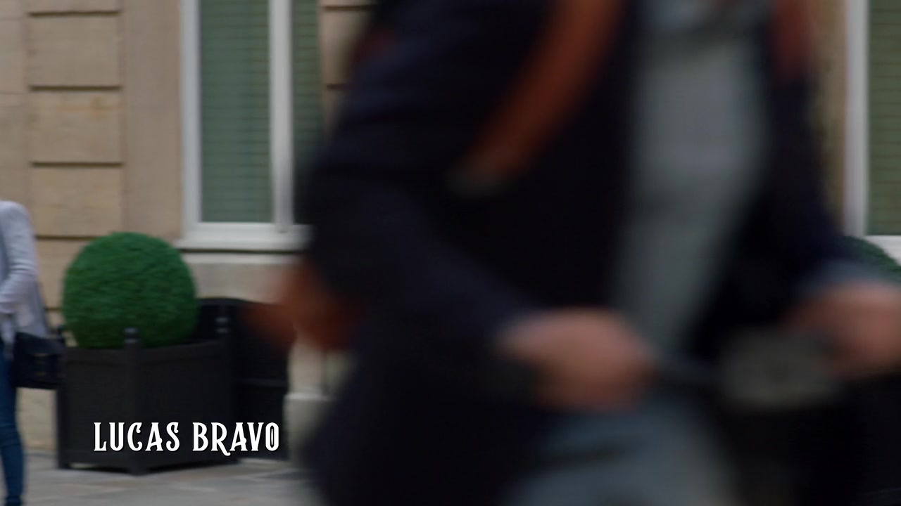Emily_in_Paris_S01E01_Emily_in_Paris_720p_NF_WEB-DL_DDP5_1_x264-BTN_0787.jpg