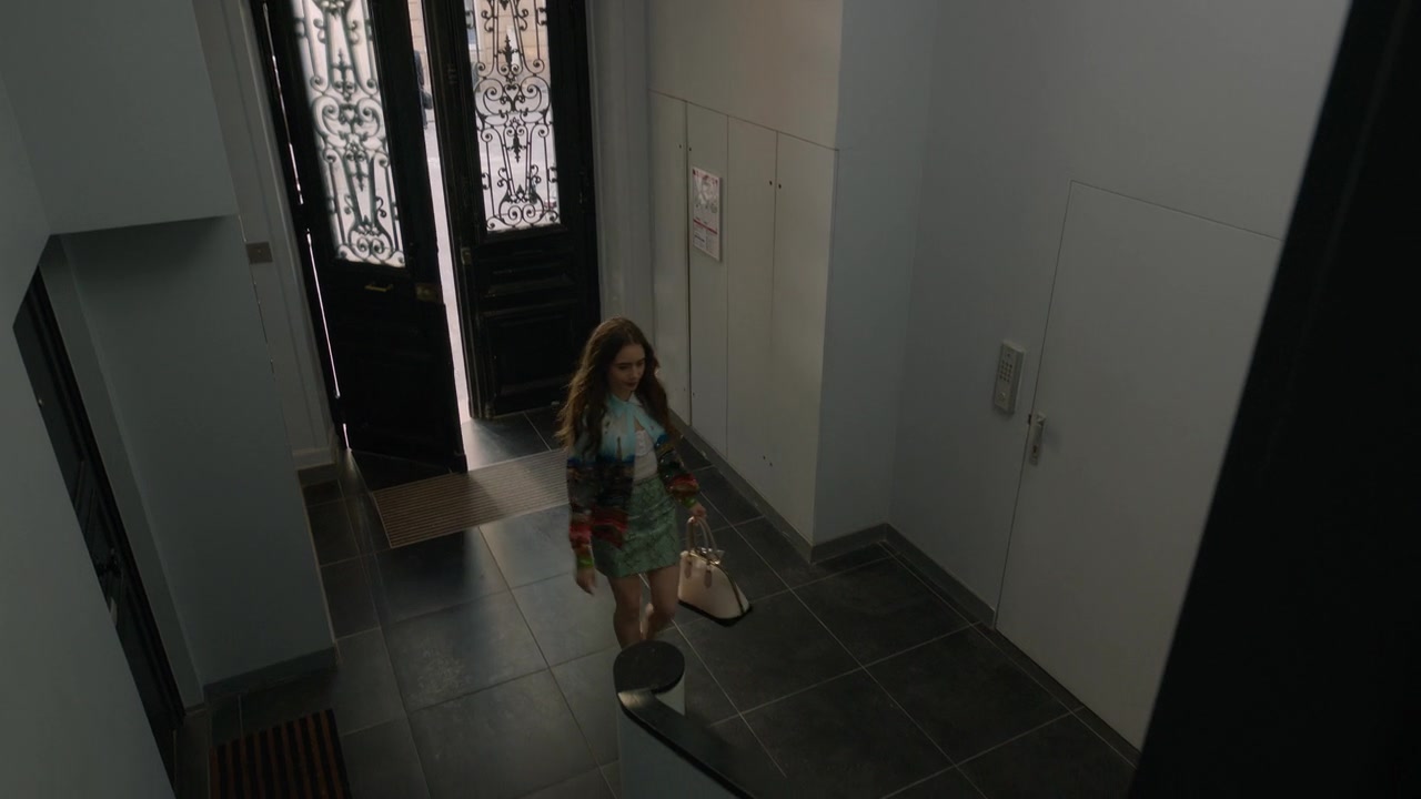 Emily_in_Paris_S01E01_Emily_in_Paris_720p_NF_WEB-DL_DDP5_1_x264-BTN_0796.jpg