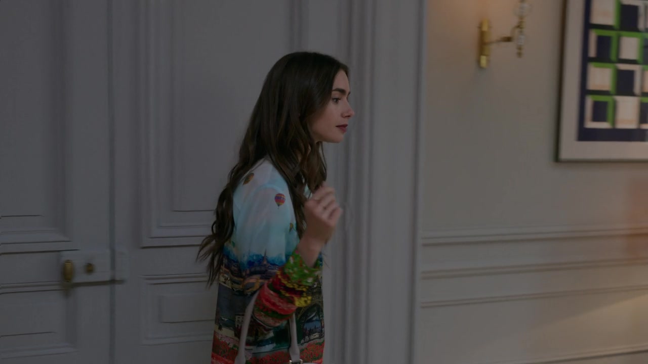 Emily_in_Paris_S01E01_Emily_in_Paris_720p_NF_WEB-DL_DDP5_1_x264-BTN_0815.jpg