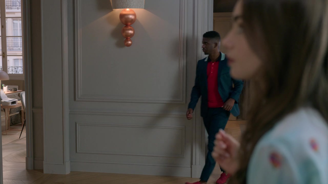 Emily_in_Paris_S01E01_Emily_in_Paris_720p_NF_WEB-DL_DDP5_1_x264-BTN_0822.jpg