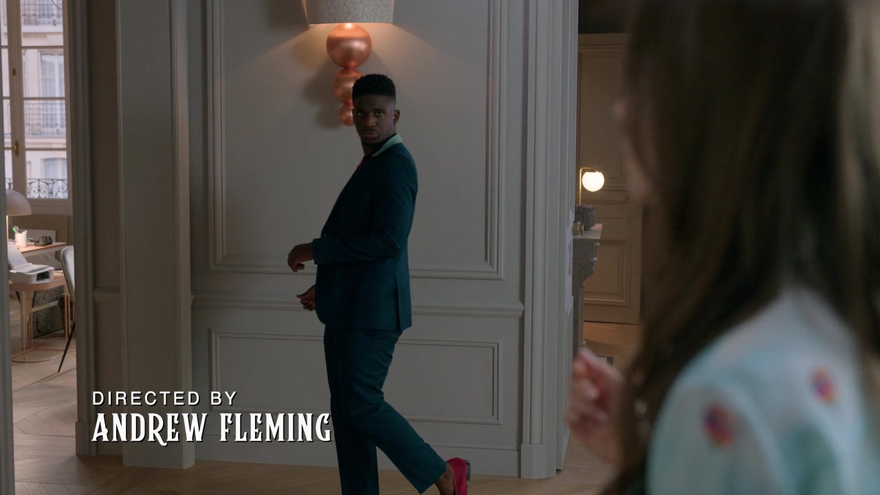 Emily_in_Paris_S01E01_Emily_in_Paris_720p_NF_WEB-DL_DDP5_1_x264-BTN_0824.jpg