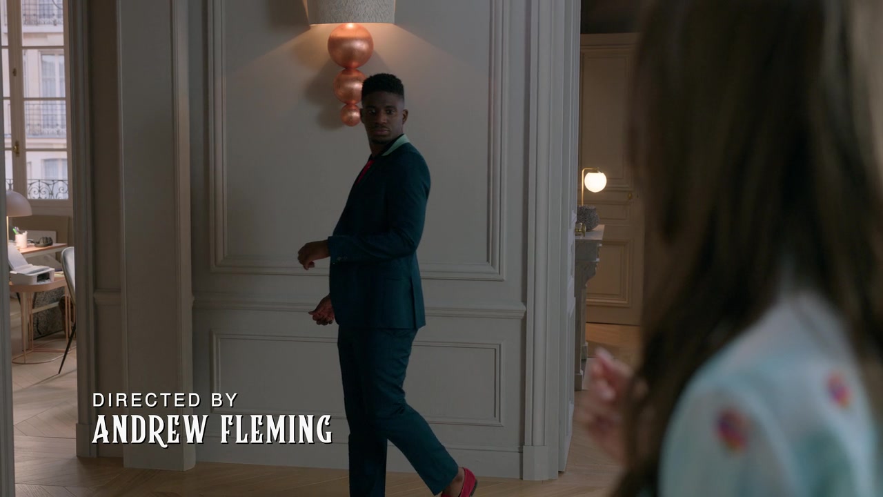Emily_in_Paris_S01E01_Emily_in_Paris_720p_NF_WEB-DL_DDP5_1_x264-BTN_0825.jpg