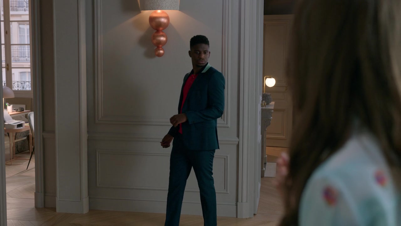 Emily_in_Paris_S01E01_Emily_in_Paris_720p_NF_WEB-DL_DDP5_1_x264-BTN_0826.jpg