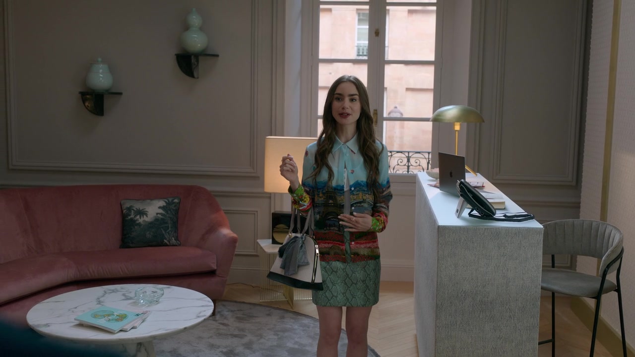 Emily_in_Paris_S01E01_Emily_in_Paris_720p_NF_WEB-DL_DDP5_1_x264-BTN_0831.jpg