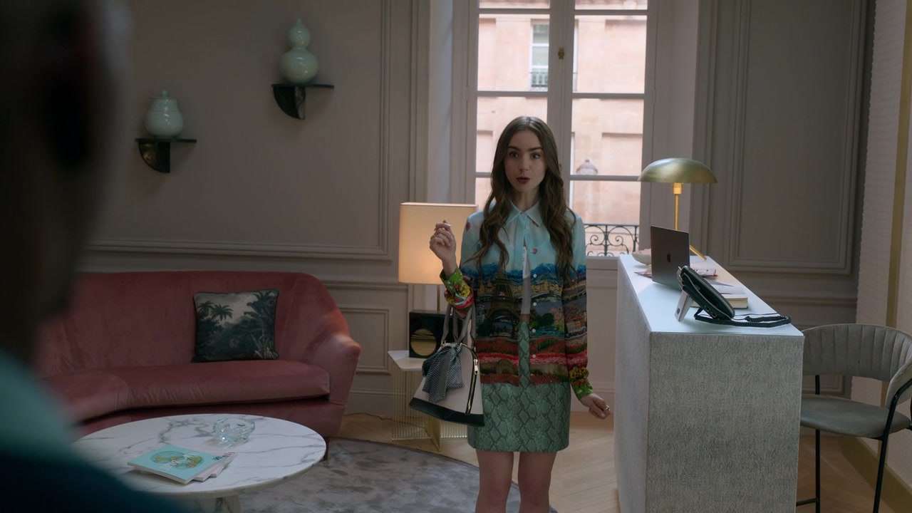 Emily_in_Paris_S01E01_Emily_in_Paris_720p_NF_WEB-DL_DDP5_1_x264-BTN_0834.jpg