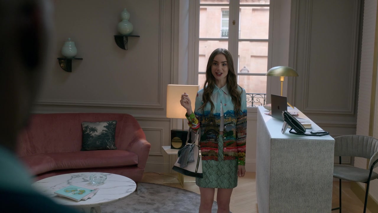 Emily_in_Paris_S01E01_Emily_in_Paris_720p_NF_WEB-DL_DDP5_1_x264-BTN_0835.jpg