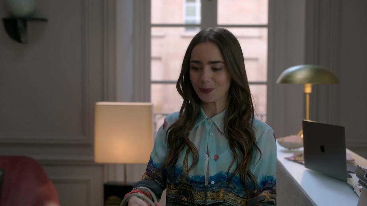 Emily_in_Paris_S01E01_Emily_in_Paris_720p_NF_WEB-DL_DDP5_1_x264-BTN_0842.jpg