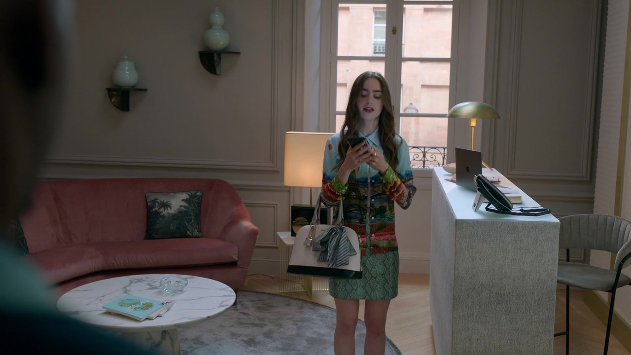 Emily_in_Paris_S01E01_Emily_in_Paris_720p_NF_WEB-DL_DDP5_1_x264-BTN_0847.jpg