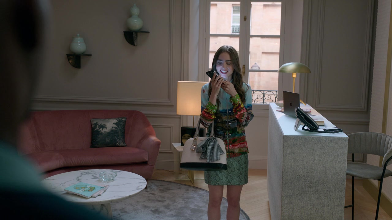 Emily_in_Paris_S01E01_Emily_in_Paris_720p_NF_WEB-DL_DDP5_1_x264-BTN_0851.jpg
