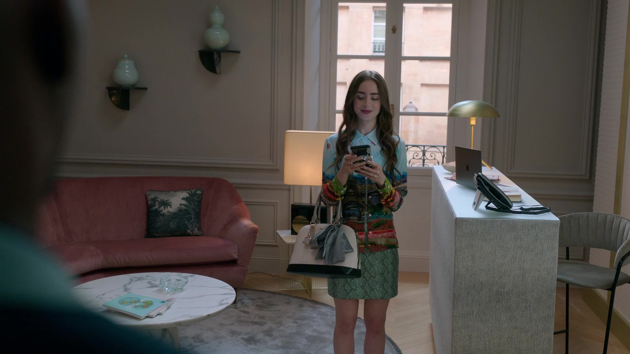 Emily_in_Paris_S01E01_Emily_in_Paris_720p_NF_WEB-DL_DDP5_1_x264-BTN_0852.jpg