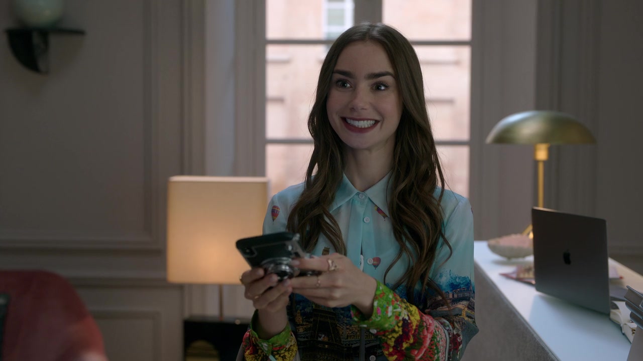 Emily_in_Paris_S01E01_Emily_in_Paris_720p_NF_WEB-DL_DDP5_1_x264-BTN_0857.jpg