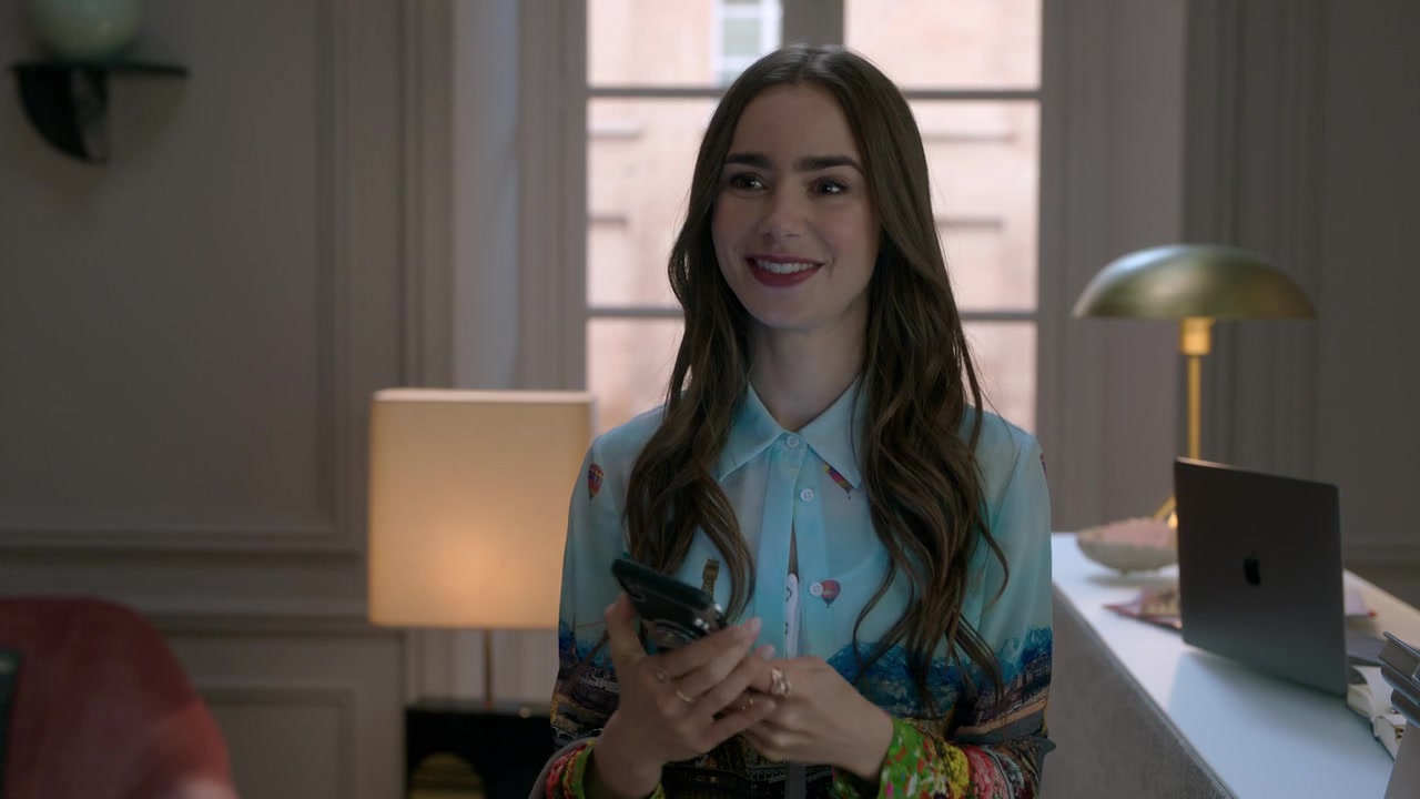 Emily_in_Paris_S01E01_Emily_in_Paris_720p_NF_WEB-DL_DDP5_1_x264-BTN_0858.jpg